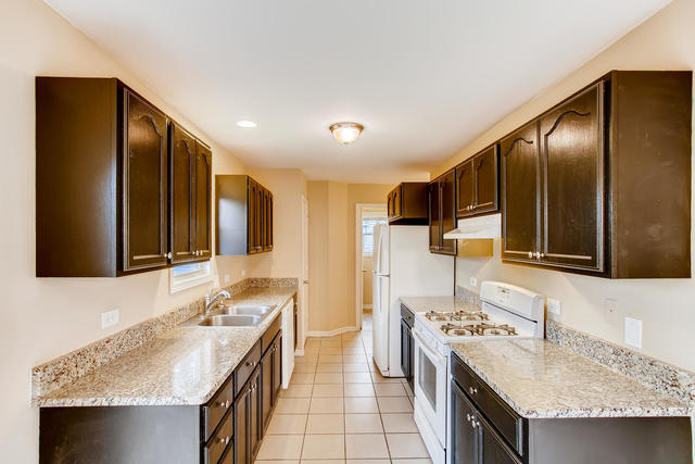 808 Stewart Avenue Elgin, IL 60120 - Photo 5 of 17
