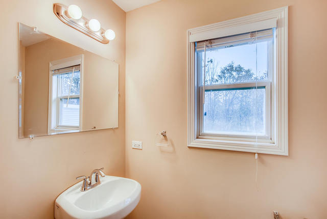 808 Stewart Avenue Elgin, IL 60120 - Photo 7 of 17