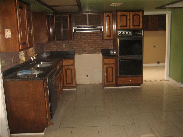 318 East Carter Road Phoenix, AZ 85042 - Photo 5 of 7 Kitchen