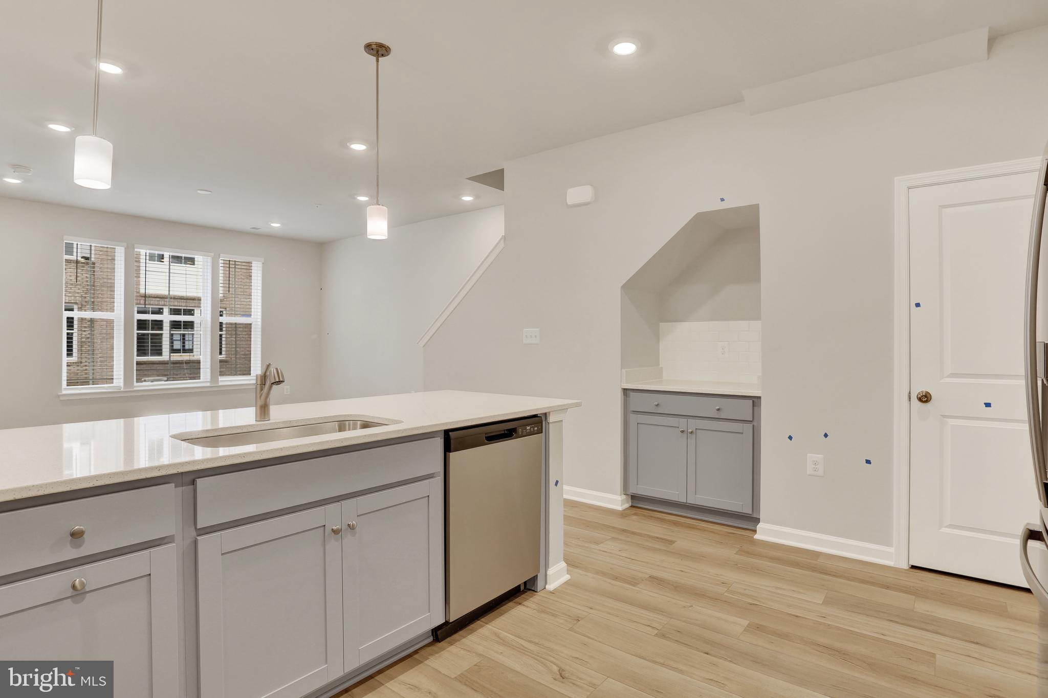 9664 Swallowtail Lane Manassas, VA 20110 - Photo 20 of 95 9664 Swallowtail Ln -Kitchen with Pendant Lighting