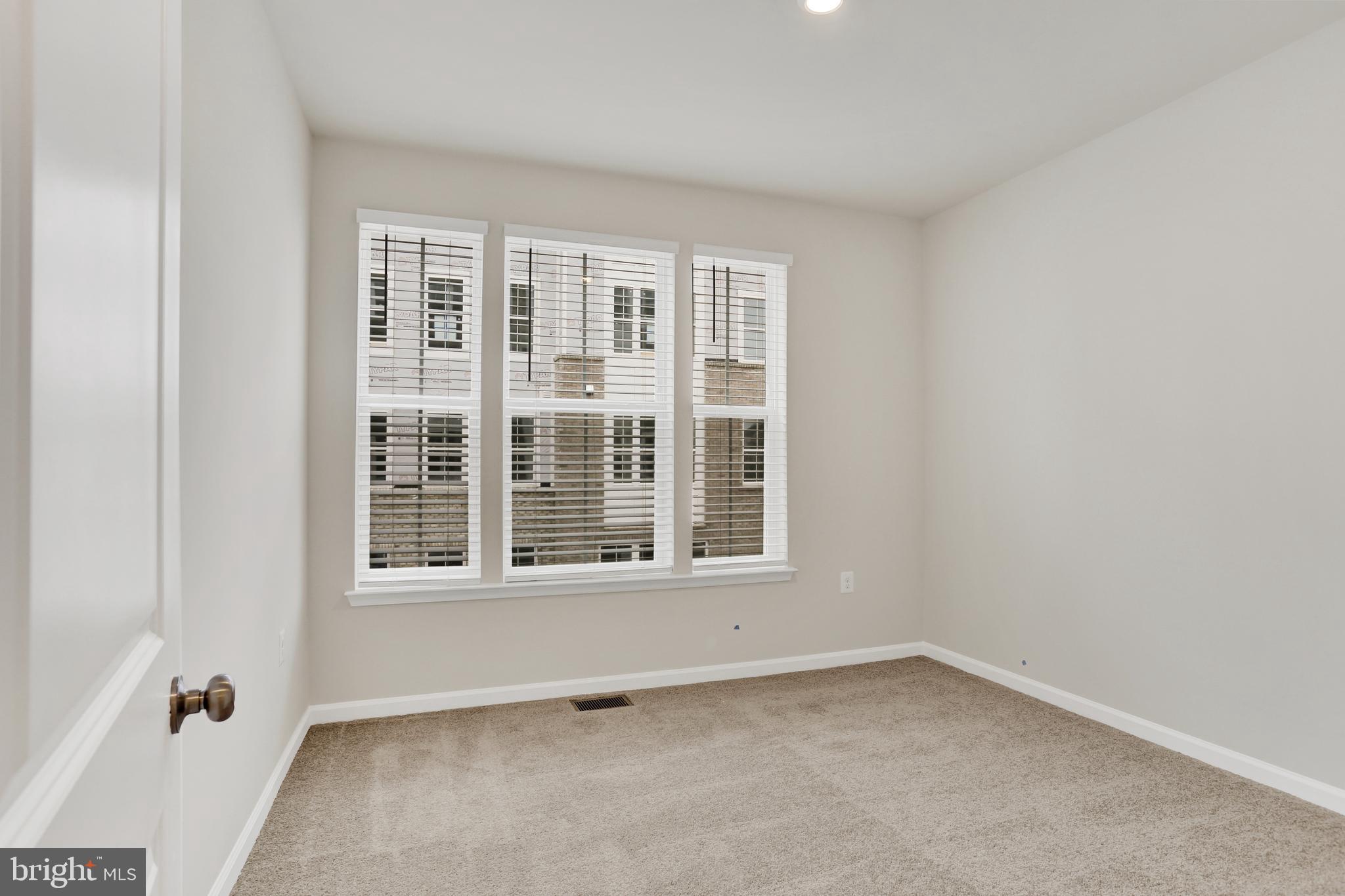 9664 Swallowtail Lane Manassas, VA 20110 - Photo 38 of 95 an empty room with a window