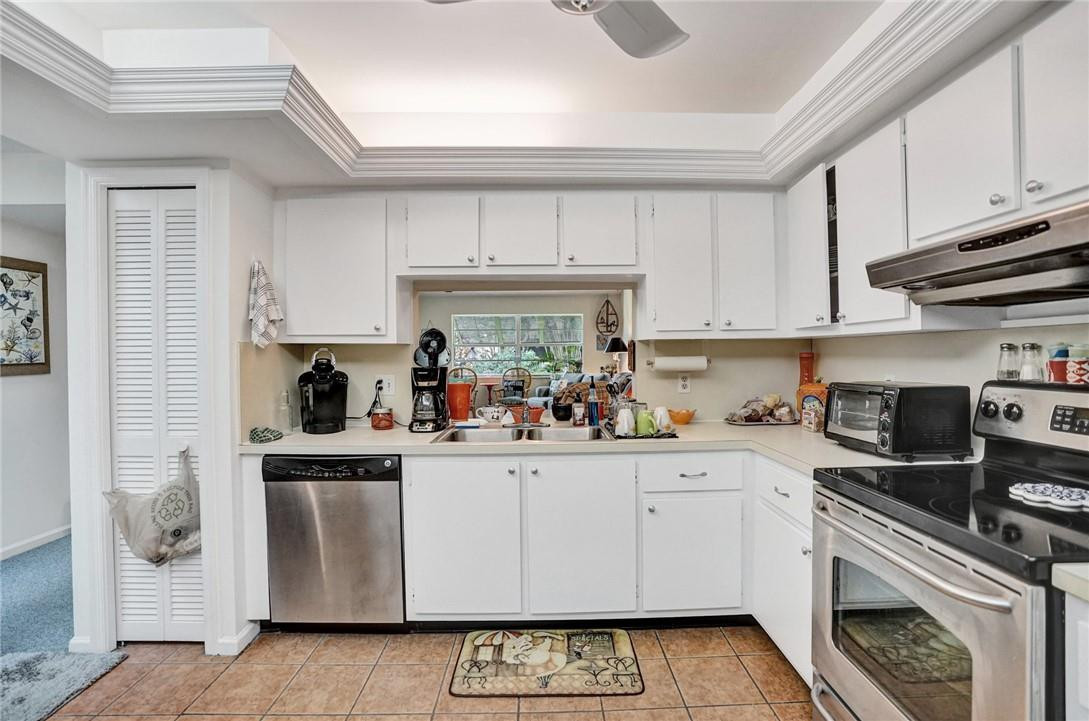 2 Ridge Pointe Drive, Unit B Boynton Beach, FL 33435 - Photo 5 of 23 Photo 5