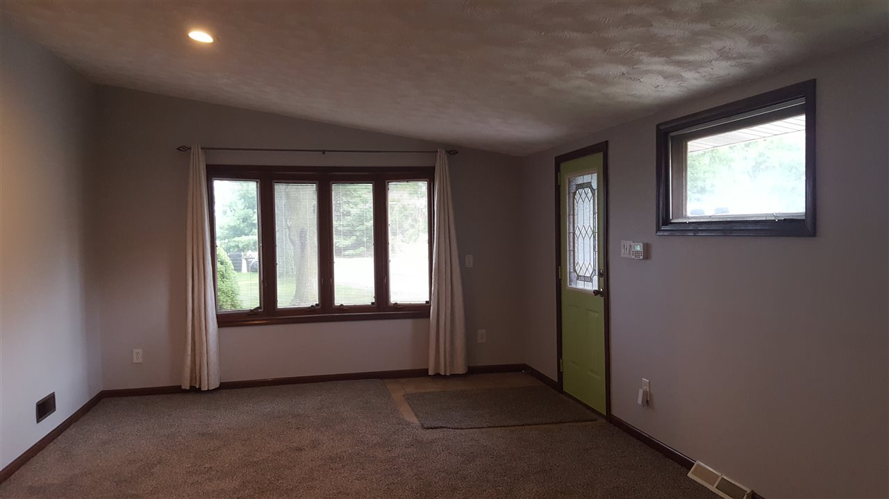 10199 Beecher Road Flushing, MI 48433 - Photo 8 of 27 Family room