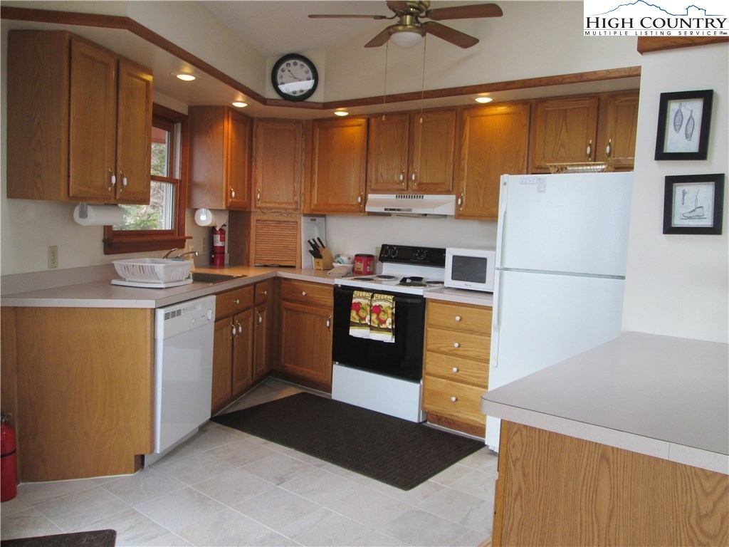 138 Village Road Beech Mountain, NC 28604 - Photo 7 of 14 Gallery Image 7