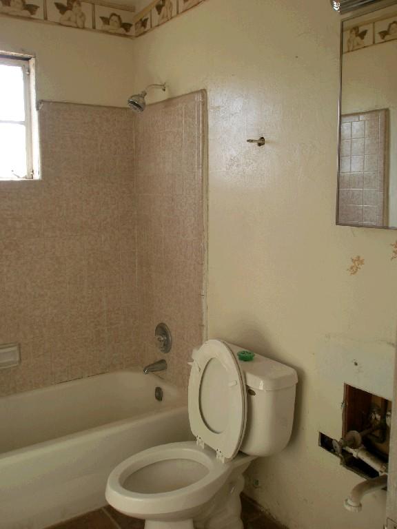 1721 East Pecan Road Phoenix, AZ 85040 - Photo 4 of 5 Bathroom - needs repair