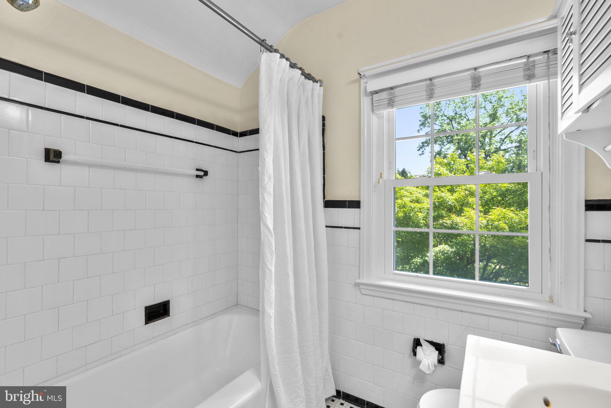 28 Dunmore Road Baltimore, MD 21228 - Photo 24 of 54 Full bathroom w/classic black & white tile