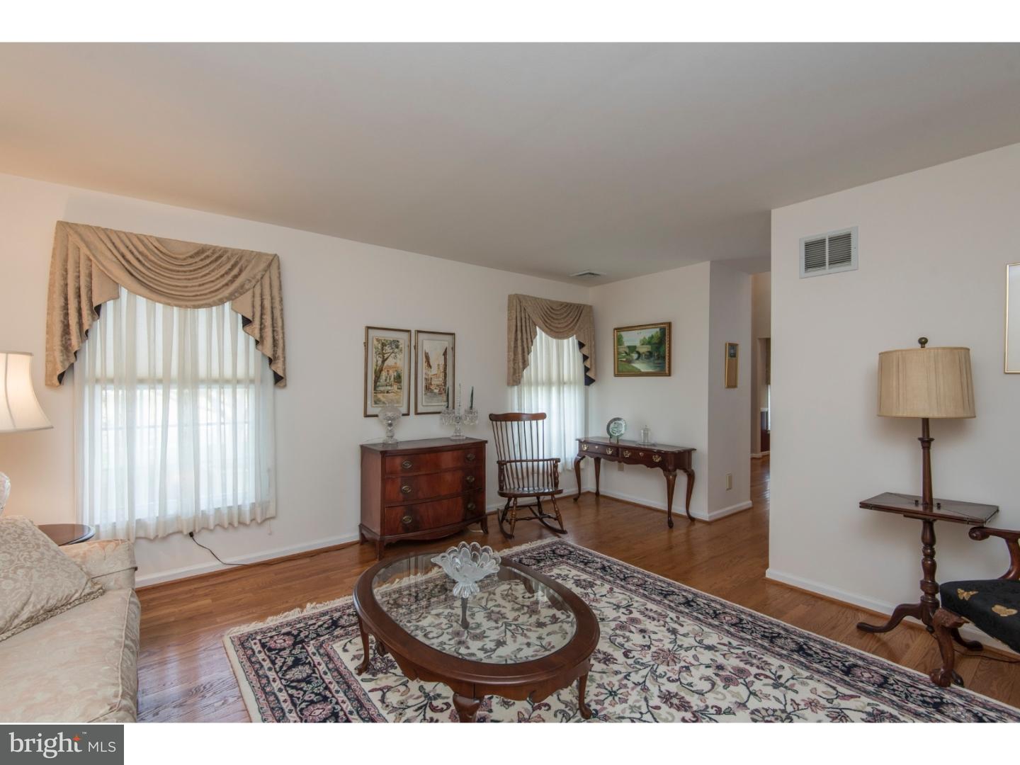 726 Suffolk Road Abington, PA 19046 - Photo 4 of 24 Living Room