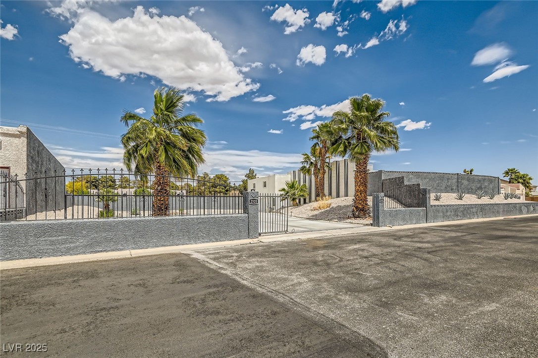 2520 Castlesands Way Las Vegas, NV 89121 - Photo 4 of 59 Gate with a fenced front yard