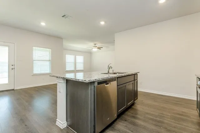 $2,050 | 406 Saddle Club Way, Princeton, TX 75407