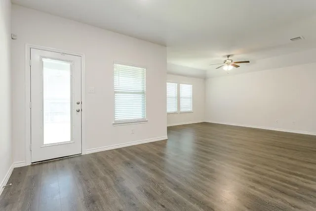 $2,050 | 406 Saddle Club Way, Princeton, TX 75407