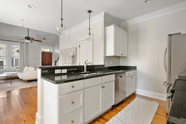 $4,995 | 4 Senate Street, Charleston, SC 29403