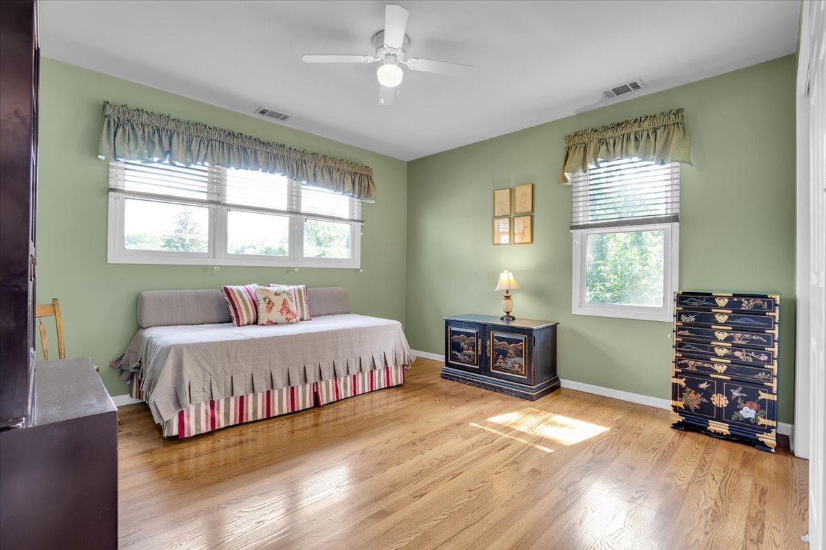 919 Roslyn Road Glen Ellyn, IL 60137 - Photo 28 of 39 Gallery Image 28
