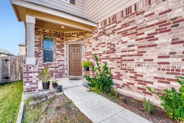 a view of entryway with a front door