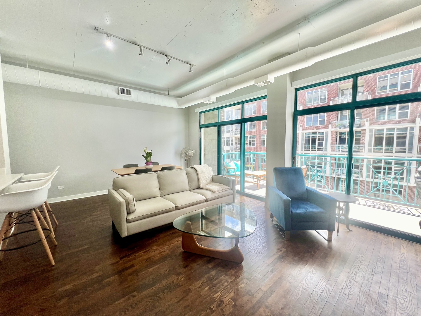 910 West Madison Street, Unit 602 Chicago, IL 60607 - Photo 5 of 14 a living room with furniture and a large window