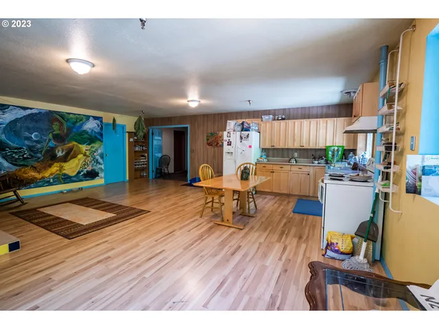 a view of a backyard