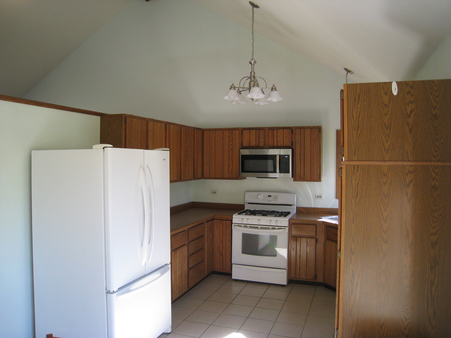 426 Castle Road McHenry, IL 60051 - Photo 8 of 35 Gallery Image 8