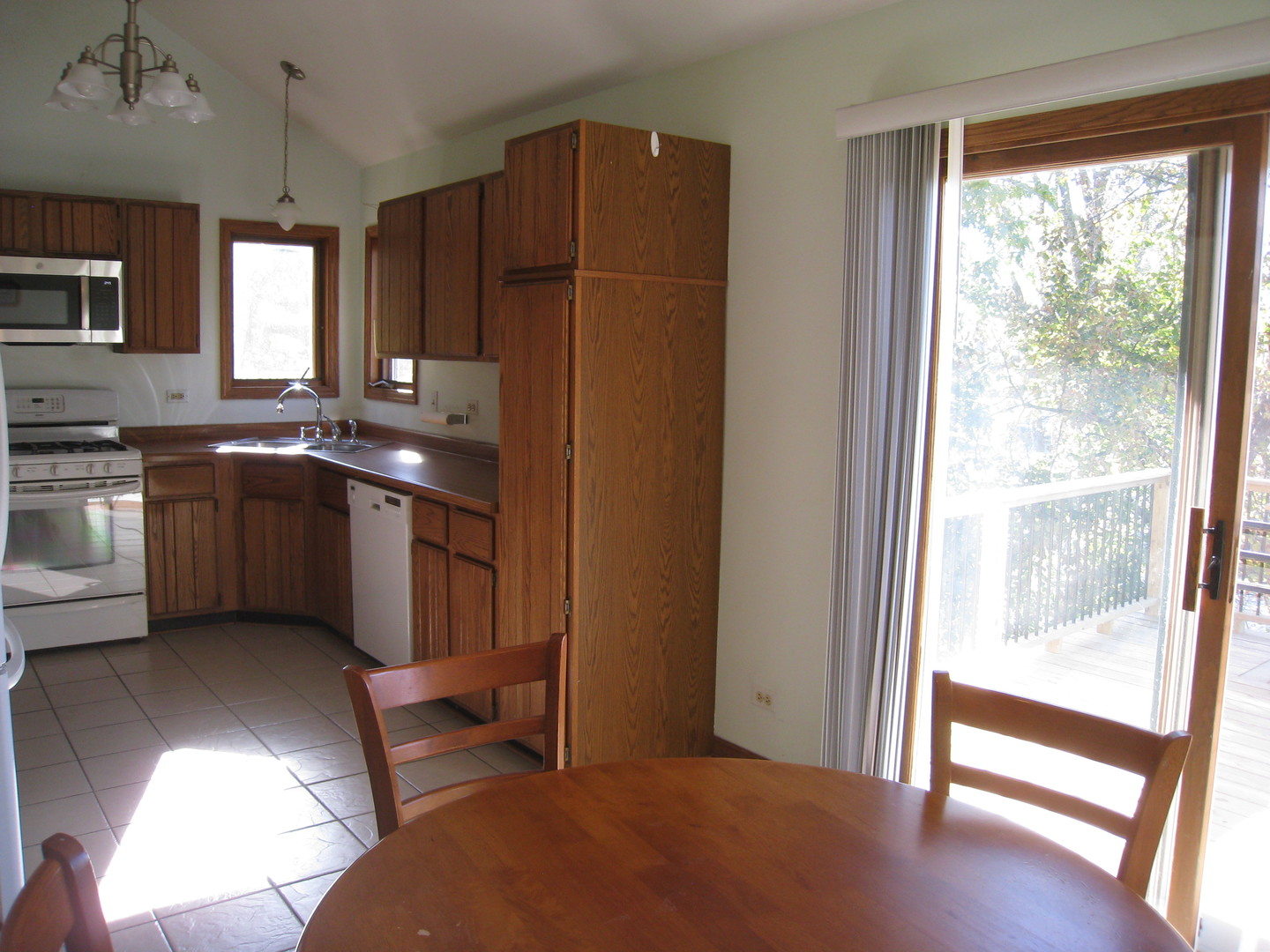426 Castle Road McHenry, IL 60051 - Photo 9 of 35 Gallery Image 9