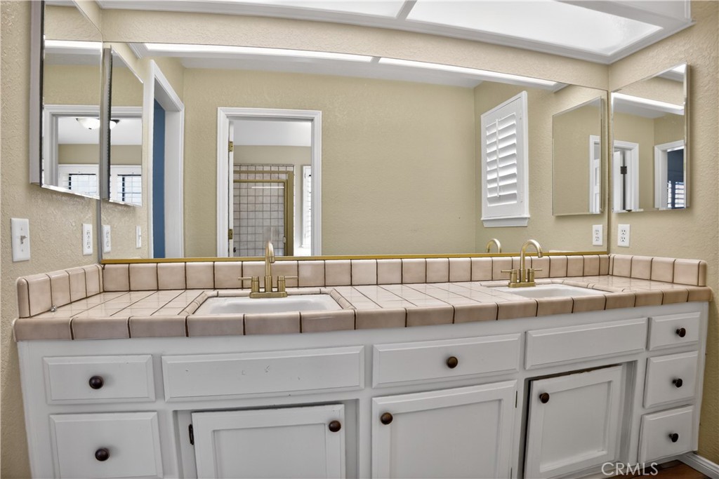 43631 37th Street West Lancaster, CA 93536 - Photo 27 of 38 a bathroom with a sink and a mirror