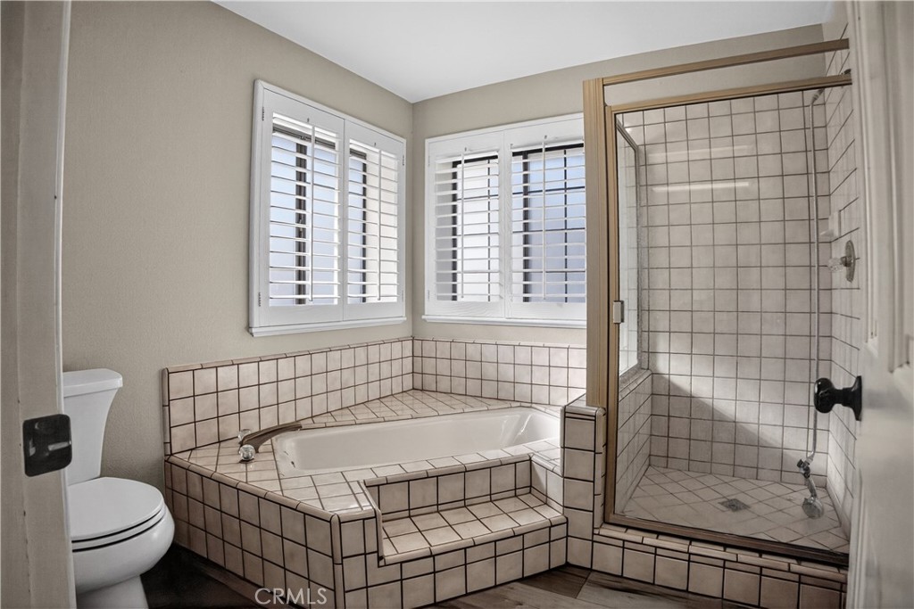 43631 37th Street West Lancaster, CA 93536 - Photo 29 of 38 a bathroom with a bathtub and window