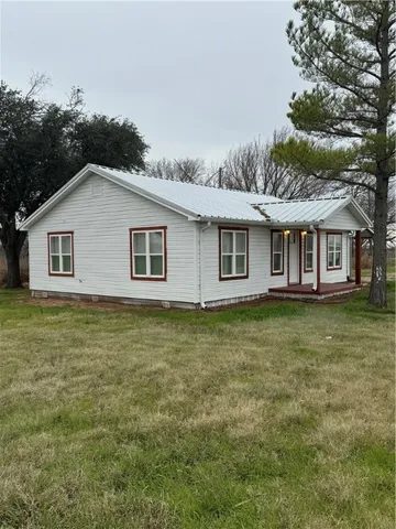a view of a house with a backyard