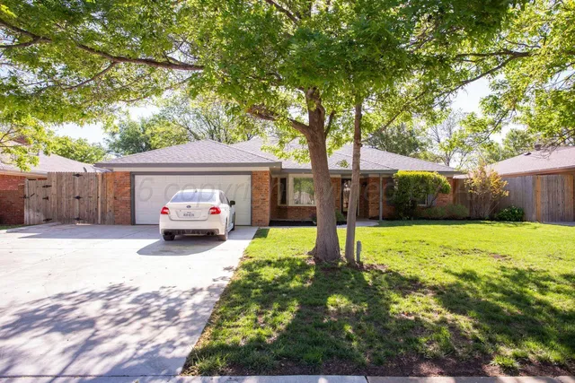 a view of house with backyard and furniture