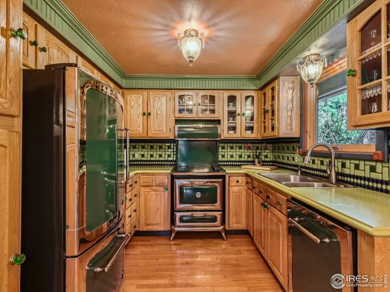 28 Wild Tiger Road Boulder, CO 80302 - Photo 9 of 39 a kitchen with stainless steel appliances granite countertop a stove and a refrigerator