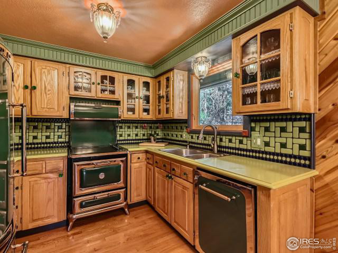 28 Wild Tiger Road Boulder, CO 80302 - Photo 10 of 39 a kitchen with stainless steel appliances granite countertop a stove and a sink