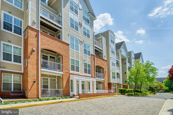 $530,000 | 2701 Bellforest Court, Unit 303, Vienna, VA 22180