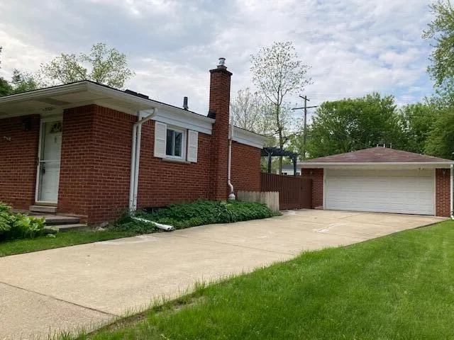 $2,300 | 3300 Fernwood Avenue, Ann Arbor, MI 48108