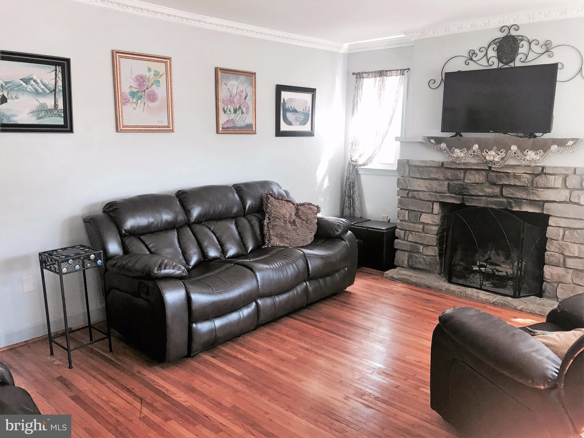 11311 Marbern Road Hagerstown, MD 21740 - Photo 8 of 18 Living Room