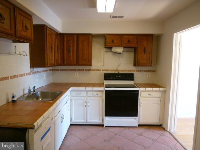 8726 Ridge Hollow Court Springfield, VA 22152 - Photo 10 of 11 Kitchen