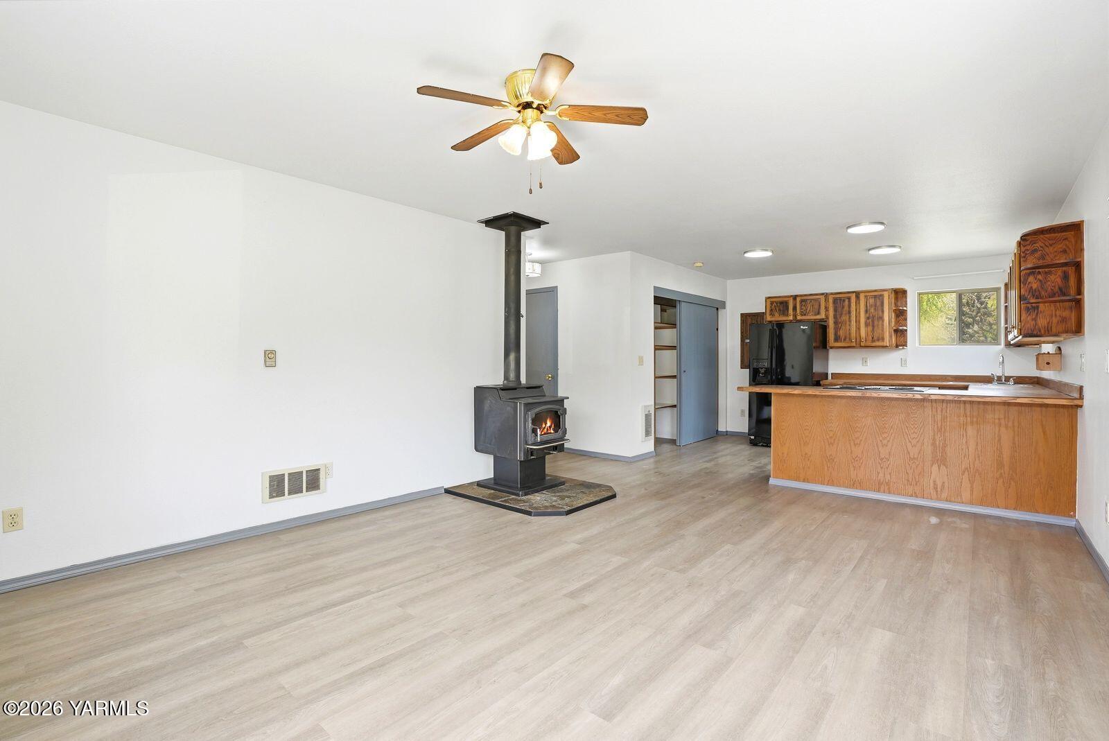 150 Tampico Park Road Yakima, WA 98903 - Photo 10 of 32 6 Living Room