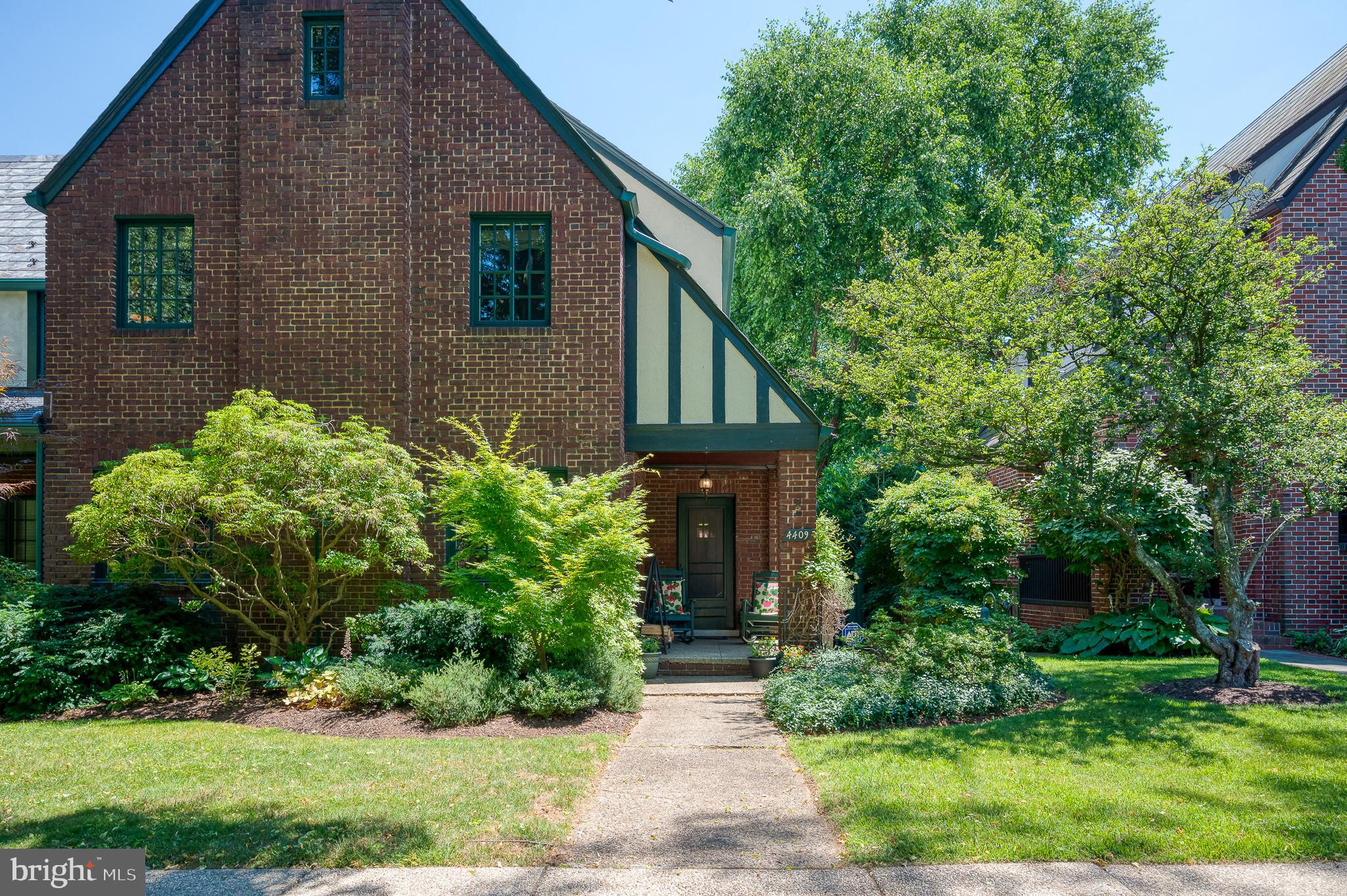 This home has great curb appeal!