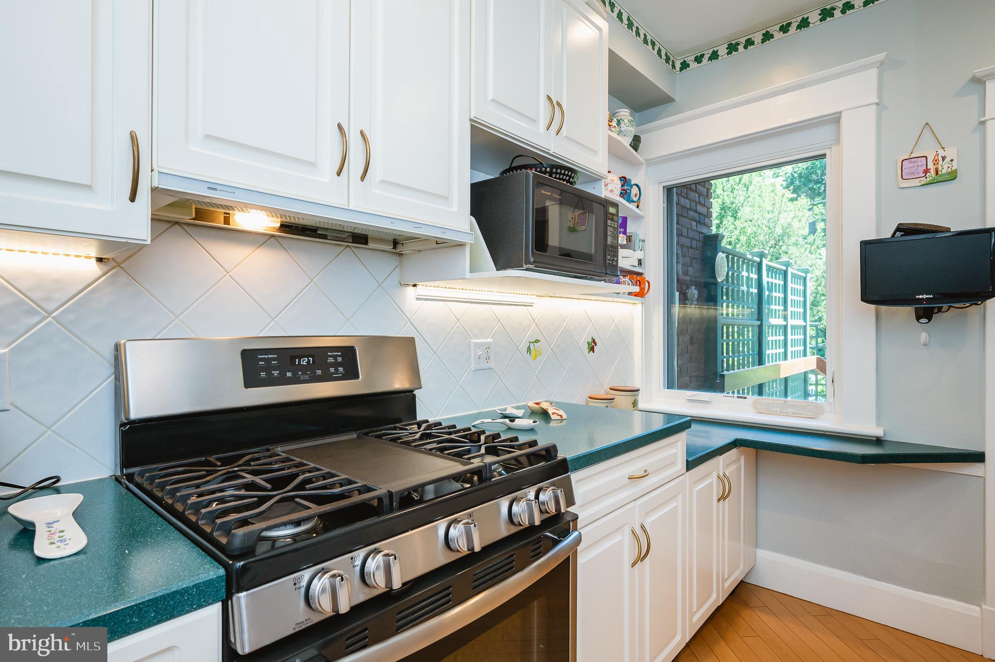 4409 Wickford Road Baltimore, MD 21210 - Photo 24 of 58 Gas cooking