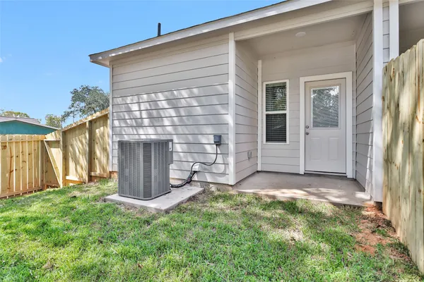 $1,600 | 496 B Golden Street, Unit B, Willis, TX 77378