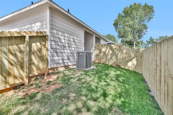 $1,600 | 496 B Golden Street, Unit B, Willis, TX 77378