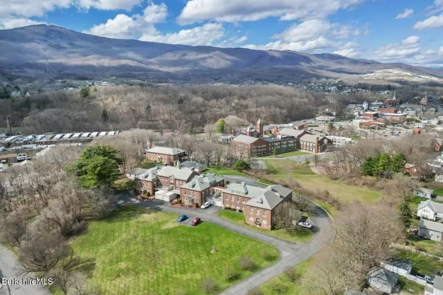a view of a houses with a yard