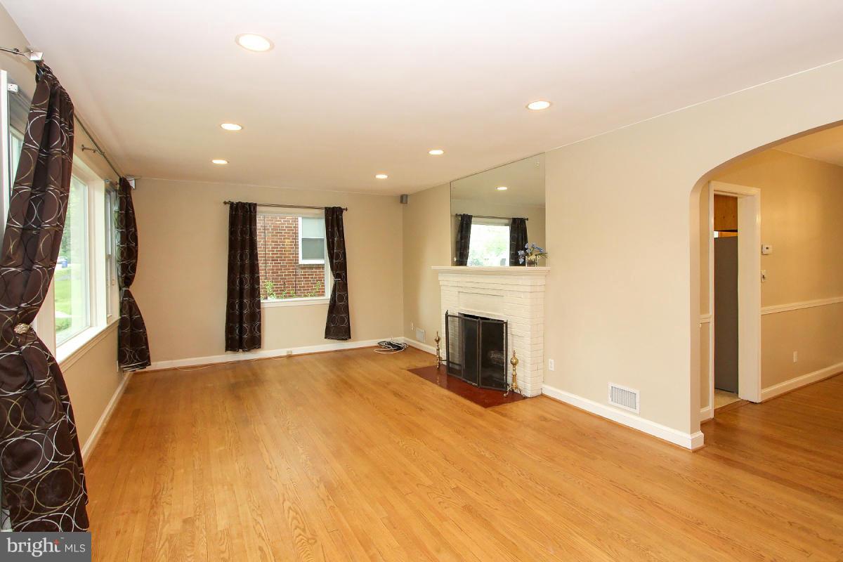 1607 Myrtle Road Silver Spring, MD 20902 - Photo 3 of 26 Living Room