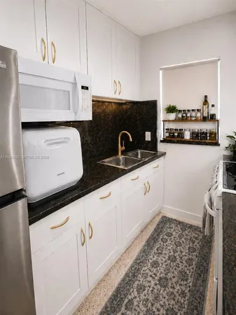 $2,100 | 40 Salamanca Avenue, Unit 8, Coral Gables, FL 33134