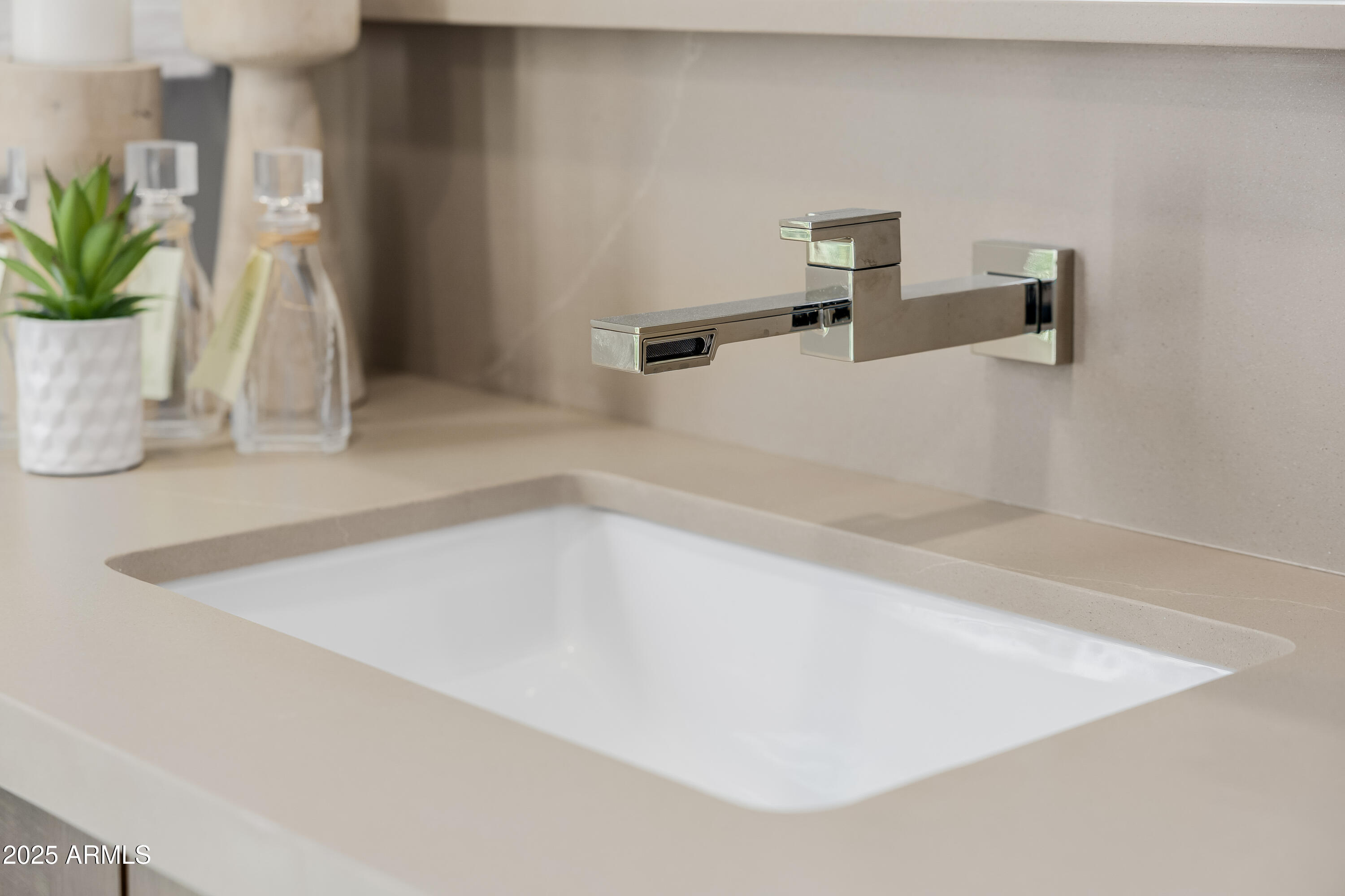 5642 North Scottsdale Road Paradise Valley, AZ 85253 - Photo 13 of 39 Fixture Detail