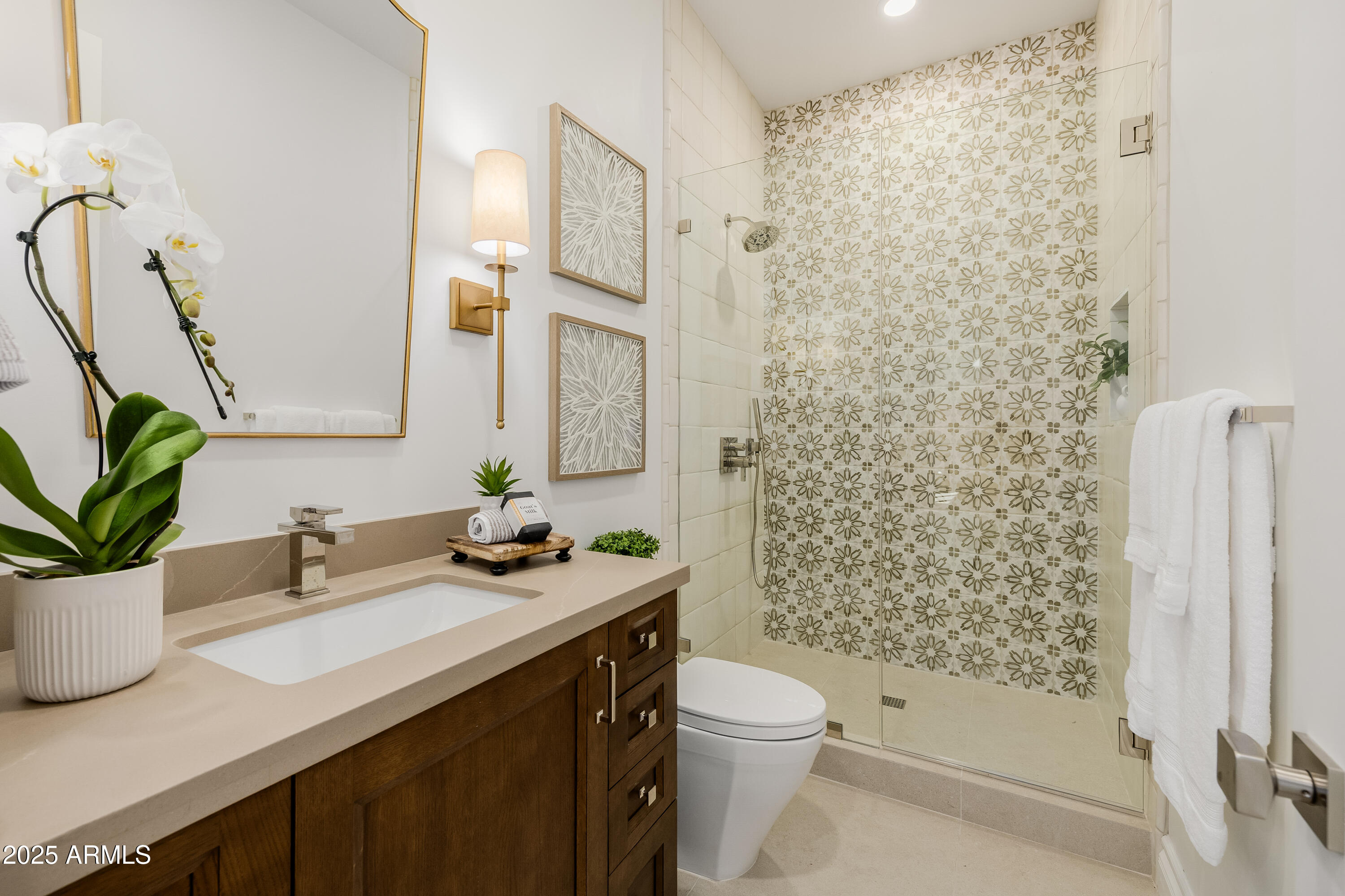 5642 North Scottsdale Road Paradise Valley, AZ 85253 - Photo 19 of 39 Hall Bath