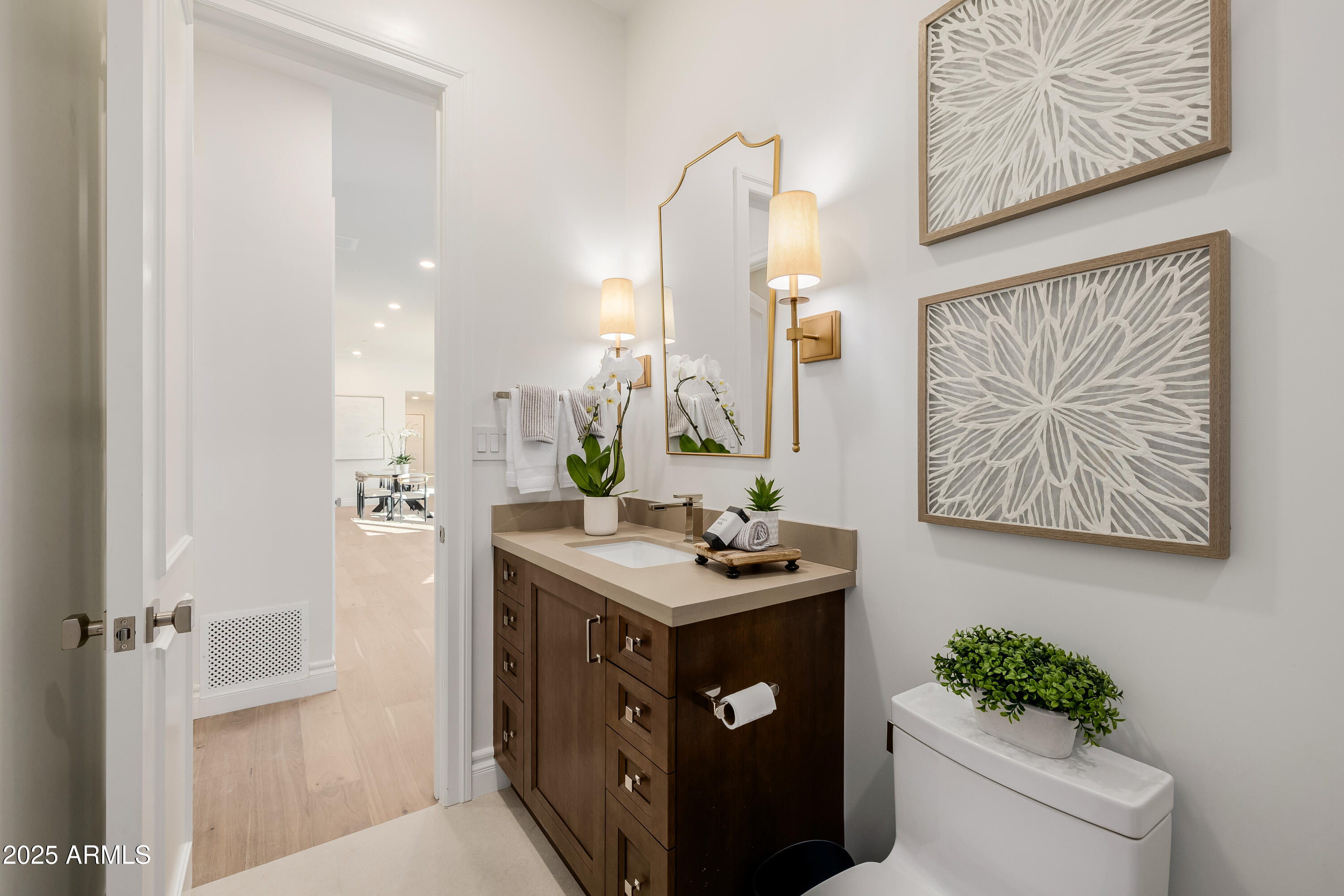 5642 North Scottsdale Road Paradise Valley, AZ 85253 - Photo 21 of 39 Hall Bath