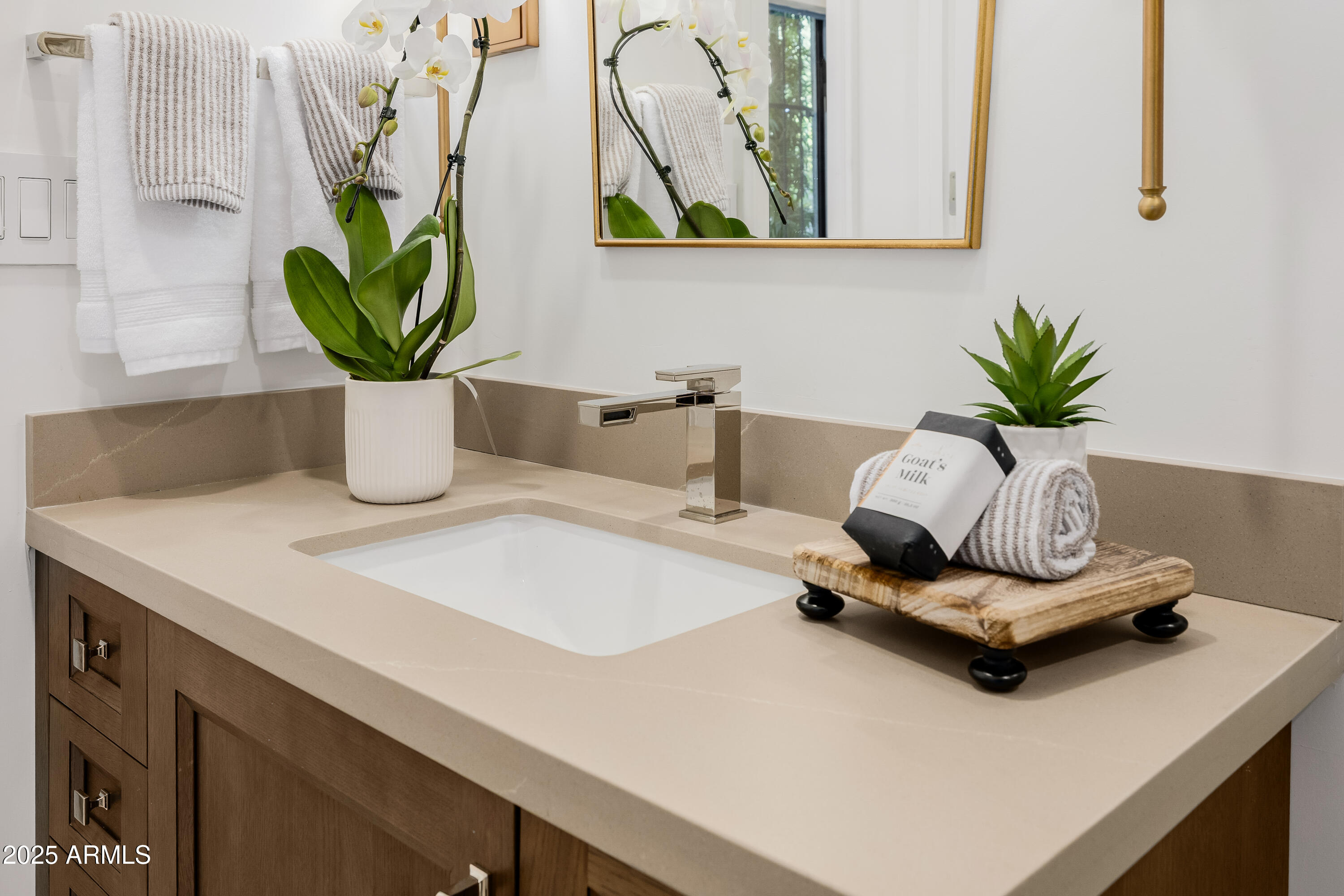 5642 North Scottsdale Road Paradise Valley, AZ 85253 - Photo 22 of 39 Hall Bath