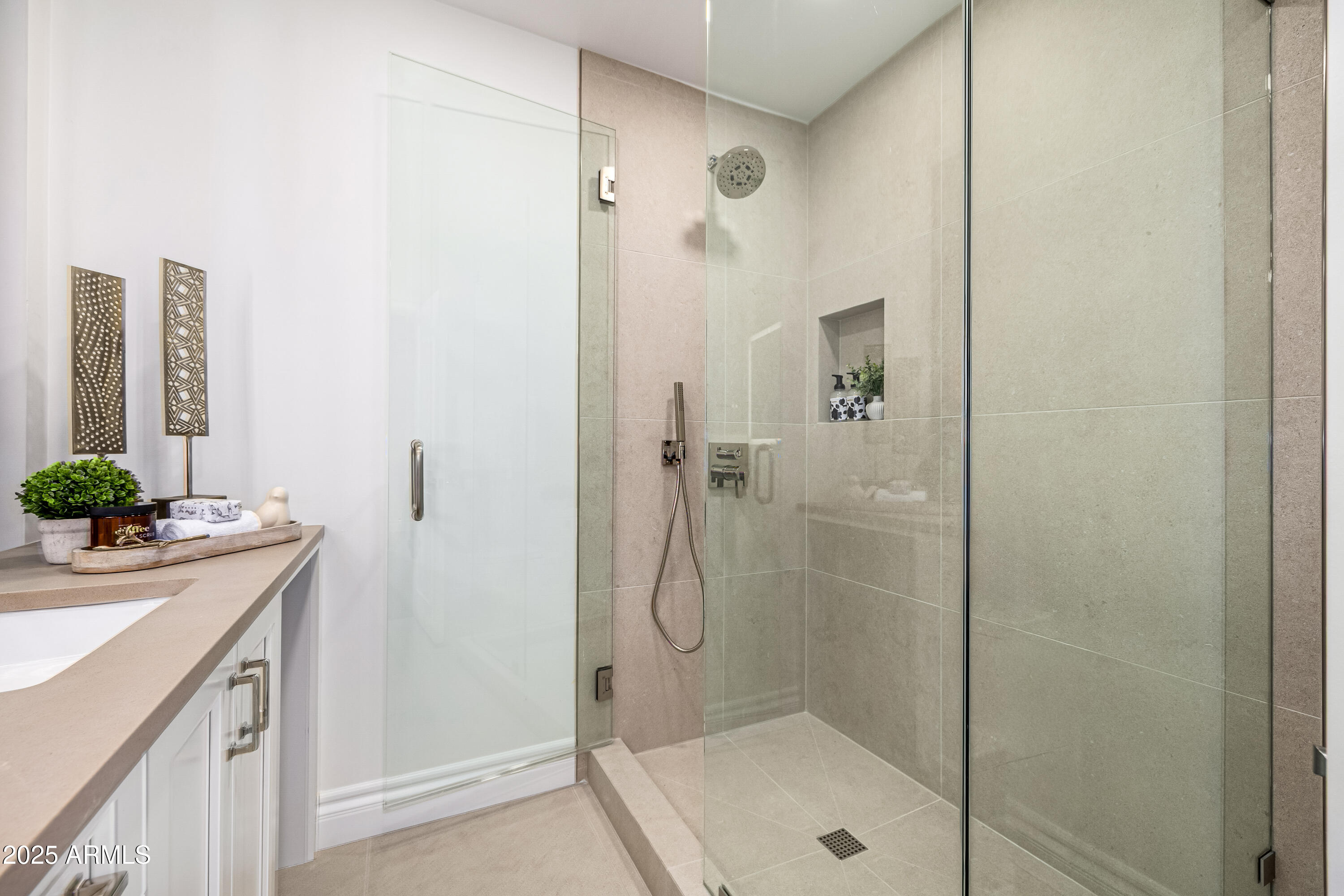 5642 North Scottsdale Road Paradise Valley, AZ 85253 - Photo 27 of 39 Guest Ensuite