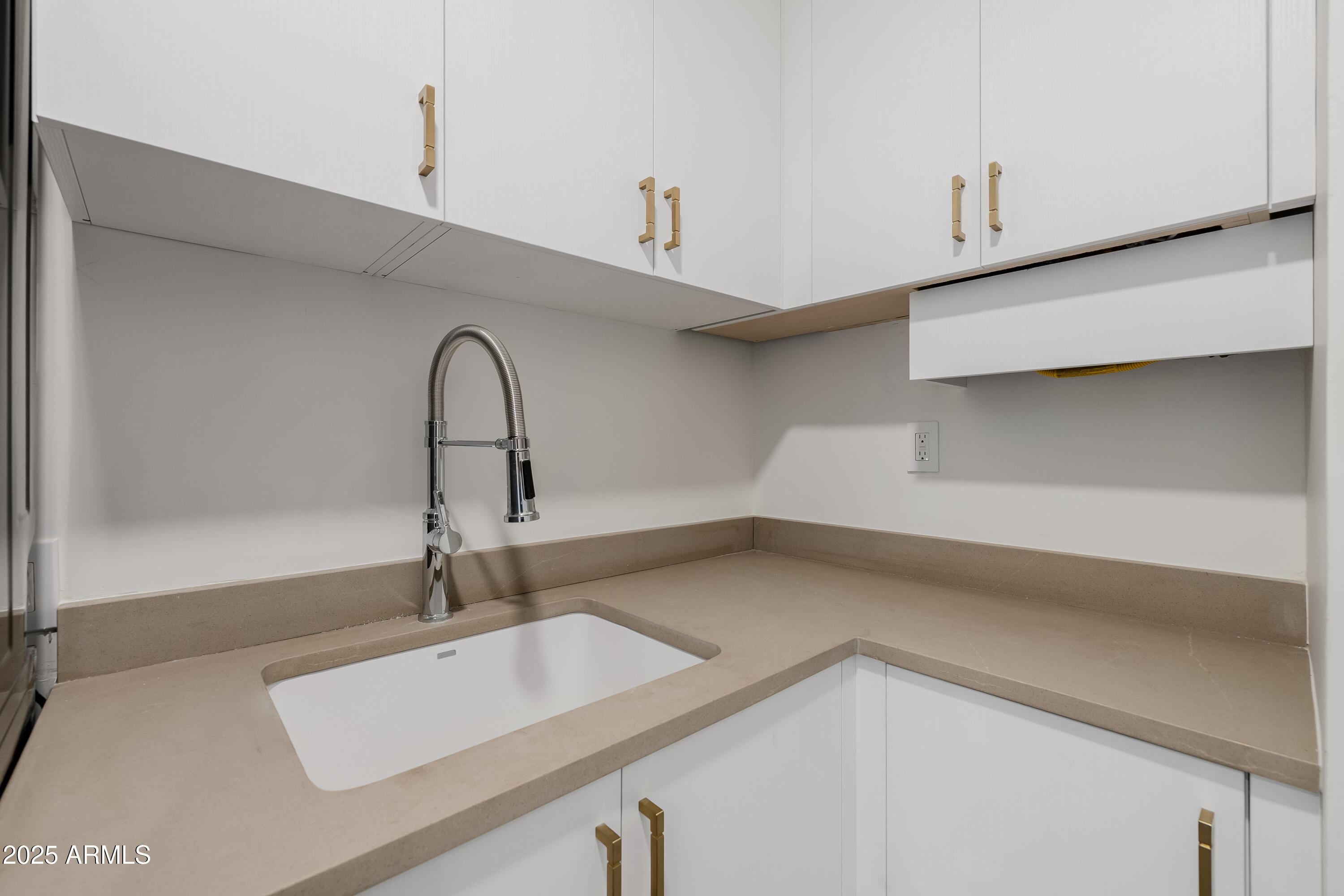 5642 North Scottsdale Road Paradise Valley, AZ 85253 - Photo 28 of 39 Laudry Room