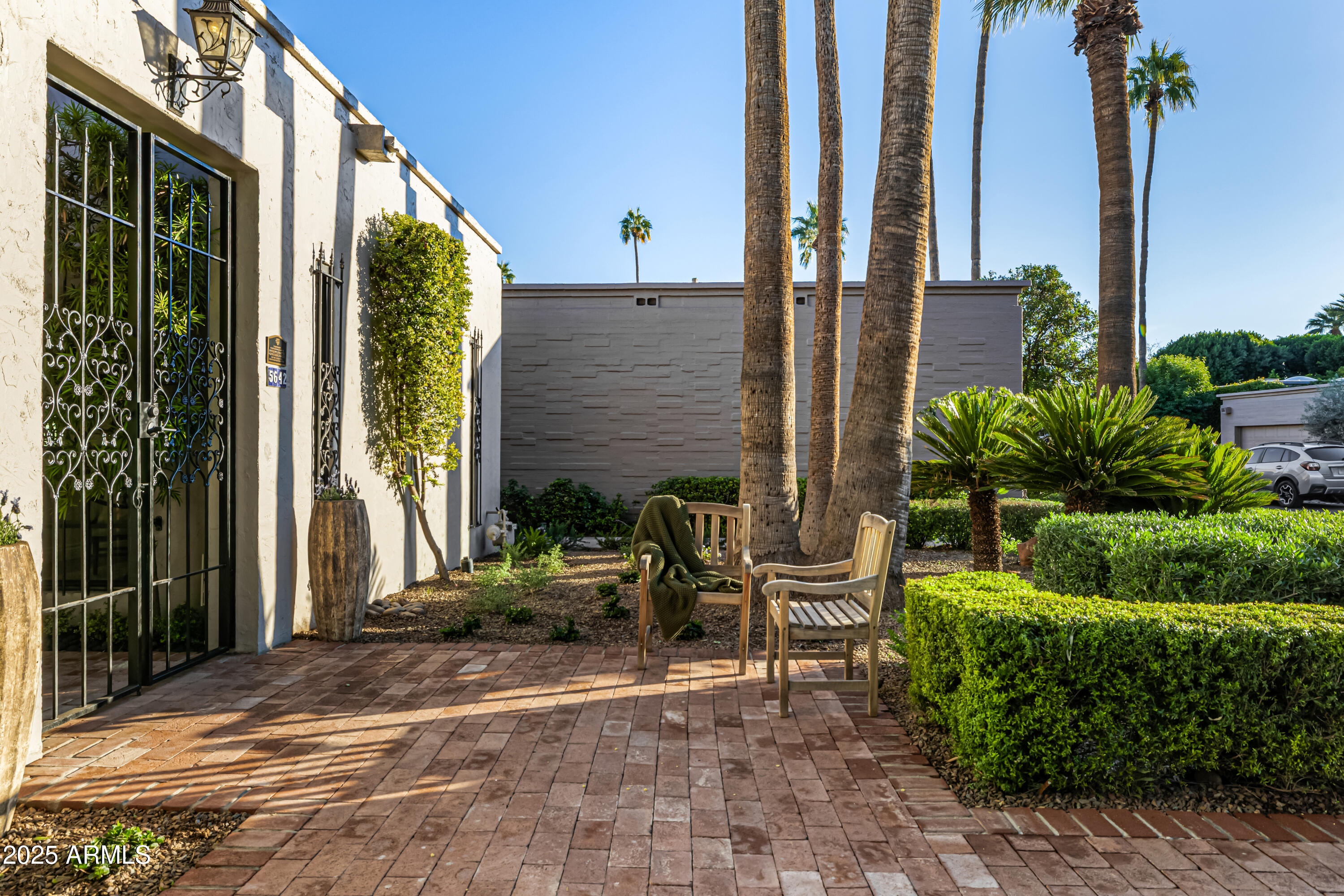 5642 North Scottsdale Road Paradise Valley, AZ 85253 - Photo 34 of 39 Front Courtyard
