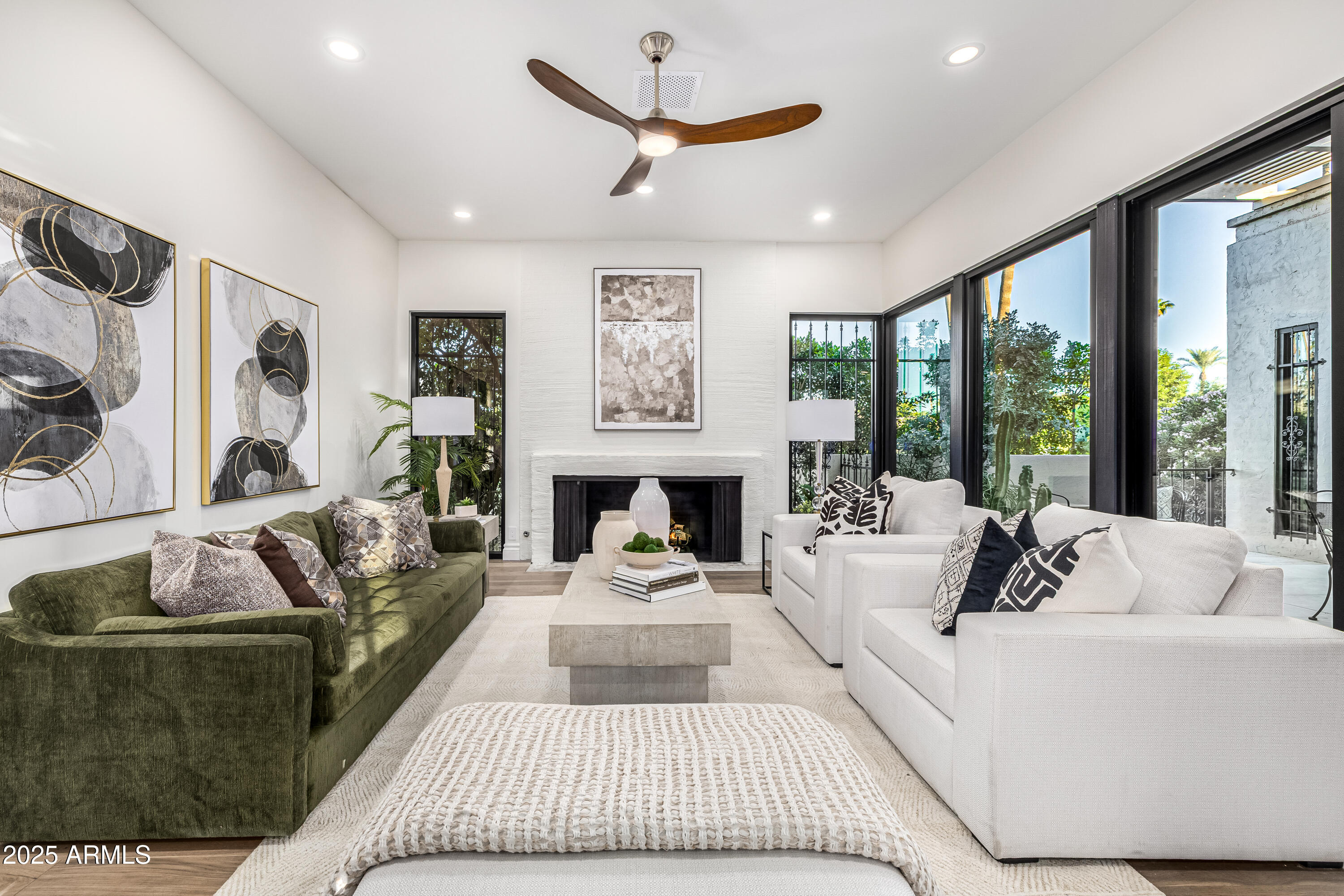 5642 North Scottsdale Road Paradise Valley, AZ 85253 - Photo 4 of 39 Living Room