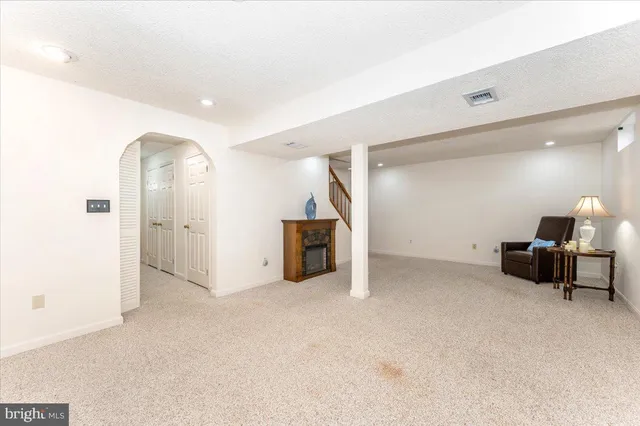 an empty room with closet and ceiling fan