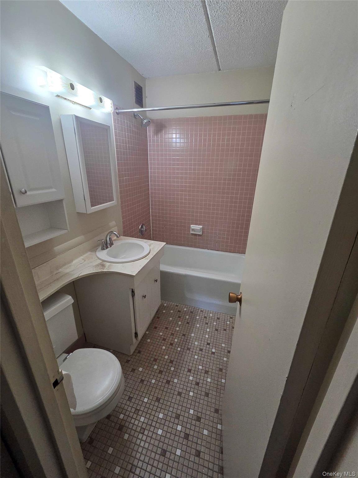 160 Academy Street, Unit 3P Poughkeepsie, NY 12601 - Photo 4 of 7