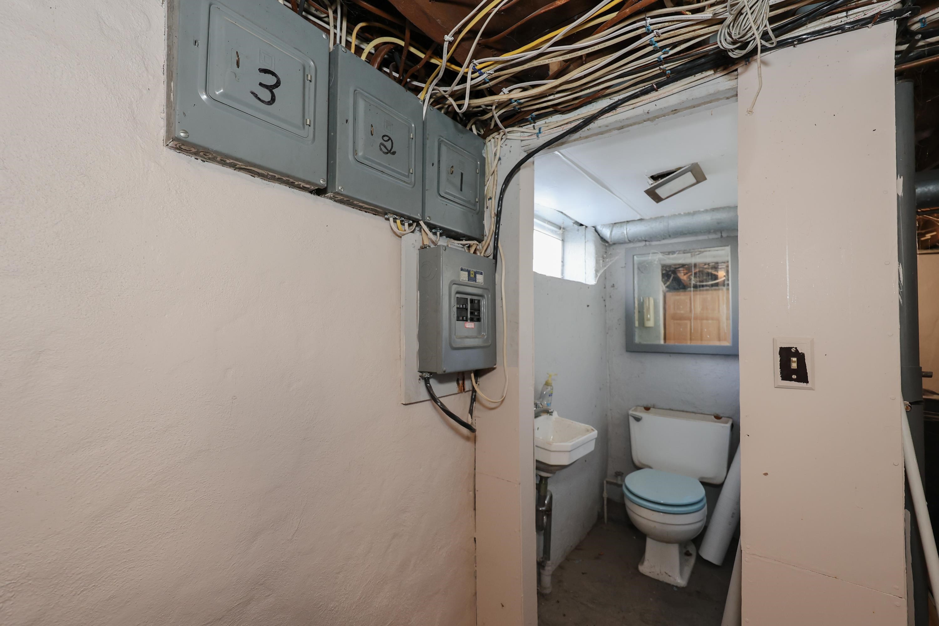 179 Pine Street Manchester, NH 03103 - Photo 38 of 40